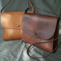 Shoulder Bags with Side Gusset